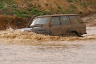 Ezek még egy korábbi Land Rover találkozó képei, de a sok eső miatt idén sem lesz hiány vízben