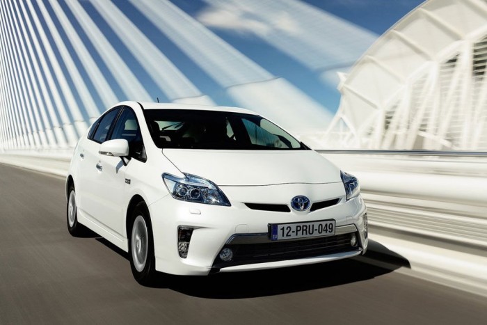 Top 10: megbízható autók, elégedett tulajok 8 | Vezess Alsó középkategória, 1: Toyota Prius. Megbízhatóságban a Toyota Priusnál egy autó sem tart előrébb, hiába hiszik a kevés ismeretet magukba szívók, hogy hibridhajtása kockázatos. Se váltó, se kuplung, se kettős tömegű lendkerék, se nagynyomású befecskendezés, a hibridakku pedig kapacitásának kis részével üzemel csak, ezért igen hosszú élettartamú. A Priusnak segít, hogy a felmérésre saját vásárlói válaszoltak, akik a billegős, padlógázon felbőgő hibrid autótól aligha várják egy Alfa Romeo Giulietta vezethetőségét