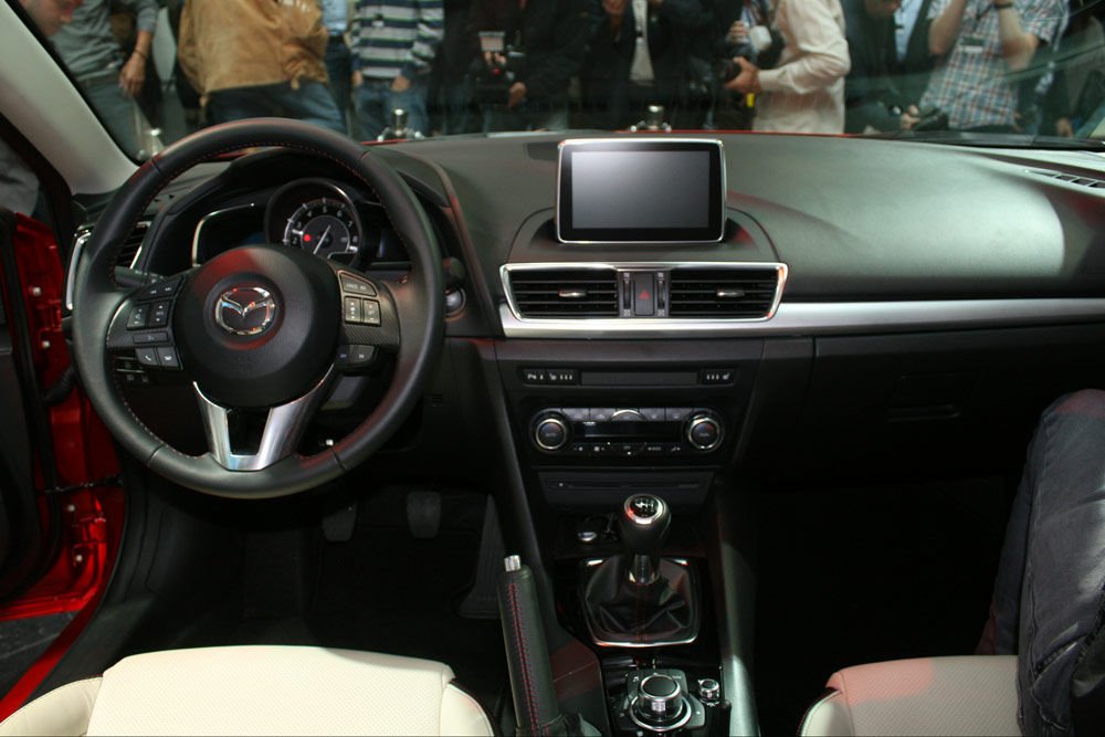 Idézet következik: Az új Mazda3-mal egy időben mutatkozik be a Mazda új egységes beltéri koncepciója. Az átgondolt Zoom-Zoom elrendezéssel a vezető és utasai olyan, különlegesen kialakított területeket kaptak, amelyek stresszmentes utazást és megnyugtató, pihentető környezetet biztosítanak