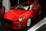 Szárnyal a Mazda az európai piac zuhanása közben - pedig az igazán gyilkos termékét most prezentálta. Világpremier, testközelből az új 3-as.