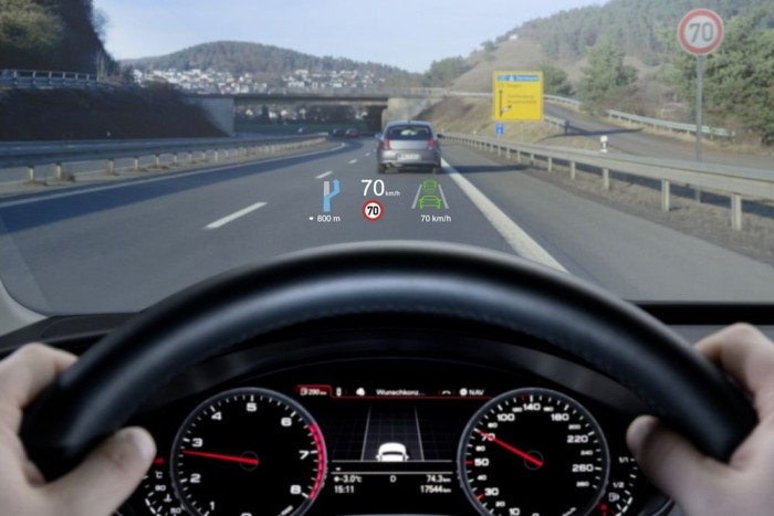Miért kell internetre kötni egy autóülést? 8 | Vezess A Head Up Display is egyre több információt közöl a vezető figyelmének elvonása nélkül