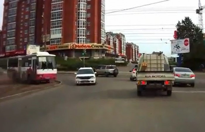 Elszabadult busz pusztított – videó