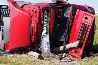 Felborult a napsütés miatt egy kamion az M5-ösön