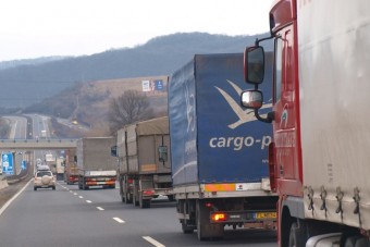 A nyár végéig hosszabb a kamionstop