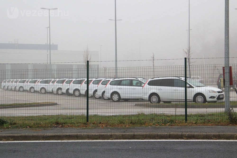 Polírozás után messziről alig lehet megismerni a visszaadott Ford Focusokat. Az autók egy része Budaörsön várja sorsát