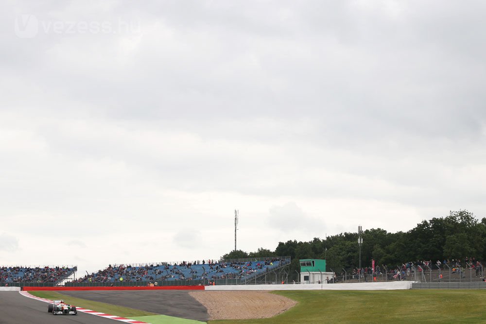 F1: Jövőre is marad mulatni a Merci-főnök 17