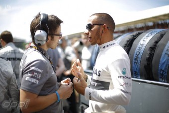 F1: Hamilton még tart a gumiktól