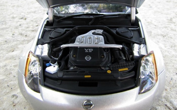 Remekül megalkotott 3,5 literes V6-os motor szorult a keresztmerevítő alá