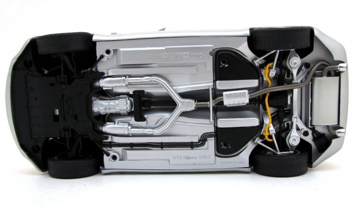 Itt az igazi lényeg! Pazar a hajtáslánc megformálása, melyet színekkel, eltérő mintájú felületekkel tettek valósághűbbé