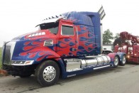 Optimus Prime szerepét Western Star Semi nyergesvontató játssza