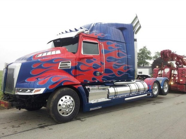 Optimus Prime szerepét Western Star Semi nyergesvontató játssza