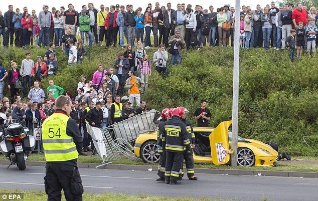 Rendőröket is elkaszált a raliautó Nagykállón 1