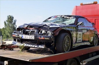 Rendőröket is elkaszált a raliautó Nagykállón