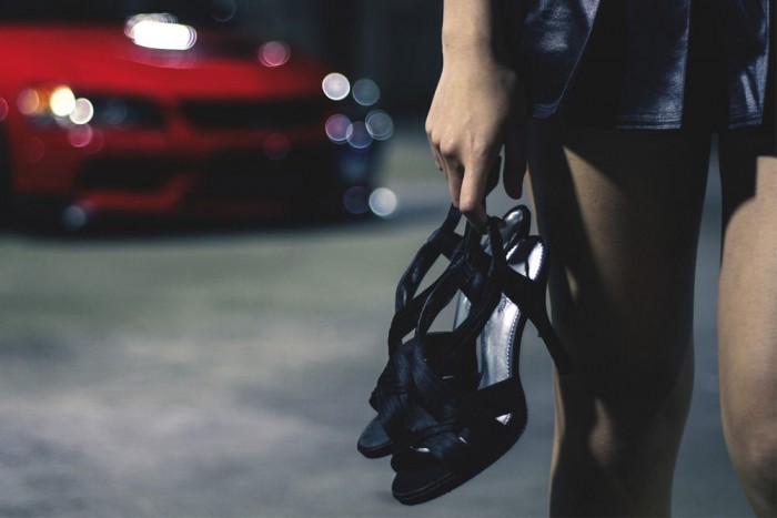 Többet ér, ha kendőzetlenül elénk táruló női bájak helyett csak fotós fogásokkal furfangosan tálalt ízelítőt kapunk csupán. Röviden kevesebb kitolt tompor, és több átélést sugárzó szempár, természetesen autókkal a háttérben. 