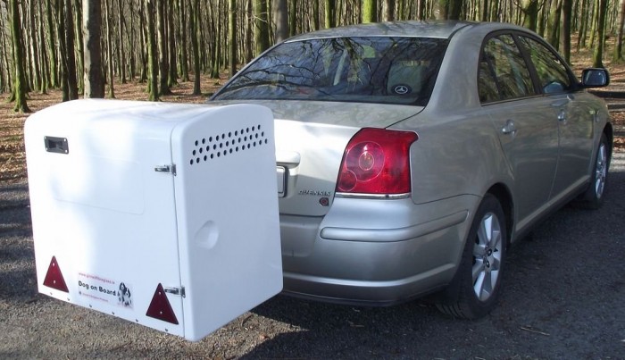 Nagytestű, vagy nagyon büdös kutyát így érdemes szállítani