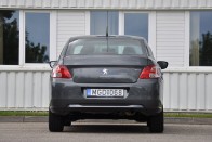 A Peugeot csak két év garanciát ad, de 100 800 forintért nem vészesen drága az 5 év/100 000 kilométeres jótállás