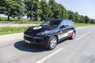 A Cayenne 382 lóerős V8-as motorjával nem a legjobb partner a higgadt, spórolós vezetéshez, de így az igazi a kihívás