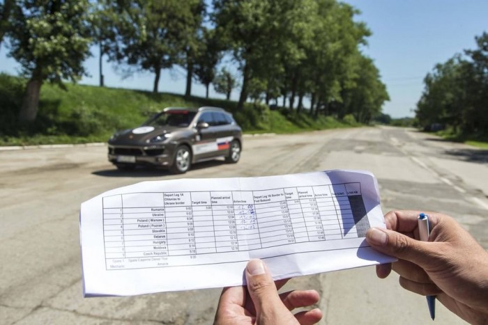 Az első etapon szinte mindenkinek sikerült hozni a percre pontos érkezést, később a körülmények romlásával szétszakadt a mezőny