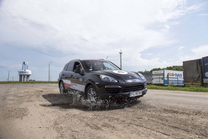 A pillanat amikor elfogyott az út, avagy üdvözlünk Ukrajnában. Szerencsére a terepgumikon futó Cayenne állta a sarat