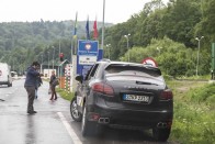 A közút szabályai alól nem kaptunk felmentést, akit valamiért fülön csípett a rendőr, annak szembe kellett nézni a helyi törvények teljes szigorával