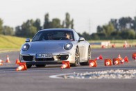 Végső feladatként még a vezetéstechnikai pályán kellett teljesítenünk egy furfangos kört, rántópaddal, sok bójával, itt már biztonságra autóztunk.