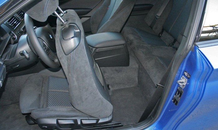 Könnyű hátul elszédülni, így már kevésbé zavaró a szűk lábtér