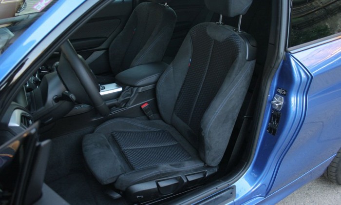 Az ülések kényelmesek és elég jól tartanak