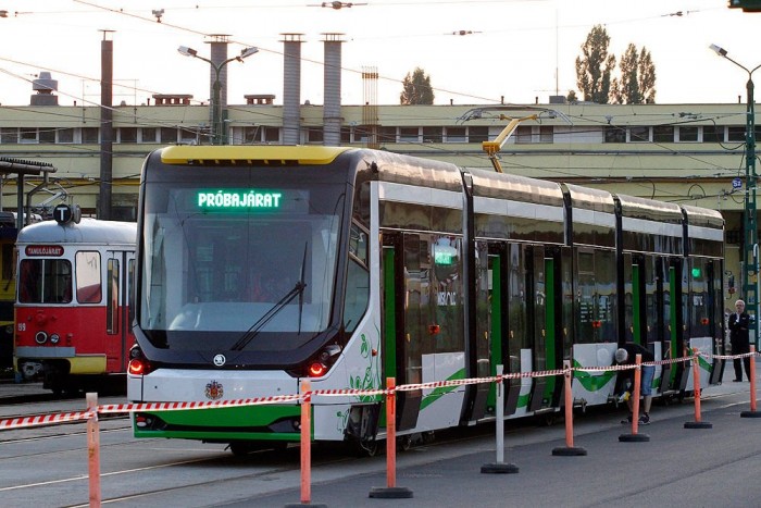 Megérkezett az első Škoda villamos Miskolcra
