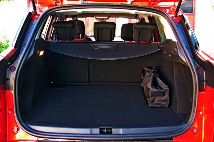 Széles, sík felületekkel határolt, jól pakolható a raktér