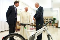 Pápa-bringát vett át Őszentsége 5