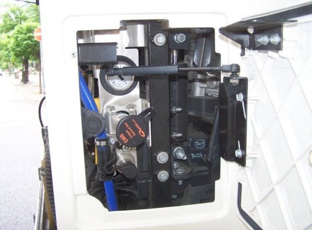 A busz jobb hátsó oldalában található gyorstöltő 