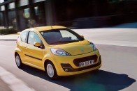 9. Peugeot 107 1,0, 68 LE, 2 615 000 Ft. A Citroën C1 nem fért bele az első tízbe, az Aygo másik testvérmodellje igen. Szervokormány nélkül elég mezítlábas, a rásegítés felára 90, a hátsó ajtóké 80, a légkondié 200 ezer forint