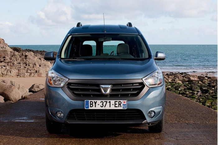 Top 10: Magyarország legolcsóbb autói 3 8. Dacia Dokker 1,6, 82 LE, 2 590 000 Ft. Nyugaton majd' egy éve kapható, de nálunk csak most kezdődött a Dokker értékesítése. Az egyetlen igazán praktikus családi autó ezért a pénzért, négy légzsákkal, de arra azért odafigyelt a Dacia, hogy a bal oldali tolóajtó feláras legyen