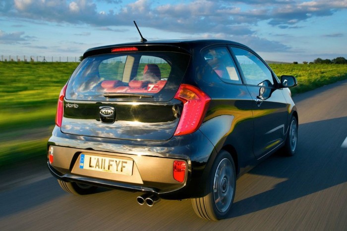 Top 10: Magyarország legolcsóbb autói 7 4. Kia Picanto 1,0 LX, 69 LE, 2 249 000 Ft. Háromhengeres benzines motor van a Picantóban is, amelyből a háromajtós belépőmodell szerepel összeállításunkban. Légkondival és öt ajtóval 2 449 000 forintért kapható, nívóját mutatja, hogy kis híján megnyerte <a href="http://www.vezess.hu/teszt/osszehasonlito_teszt_legolcsobb_kisautok/35963" target="_blank"><u>összehasonlító tesztünket</u></a>. A tíz közül ennek garanciaideje a leghosszabb: a legolcsóbbé Picantóé is 7 év/150 000 km