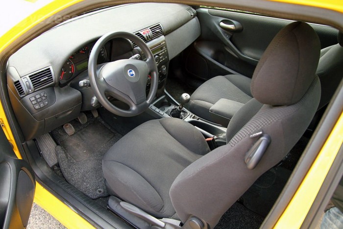 Kényelmes, ízléses, bár kicsit komor, sötét beltér