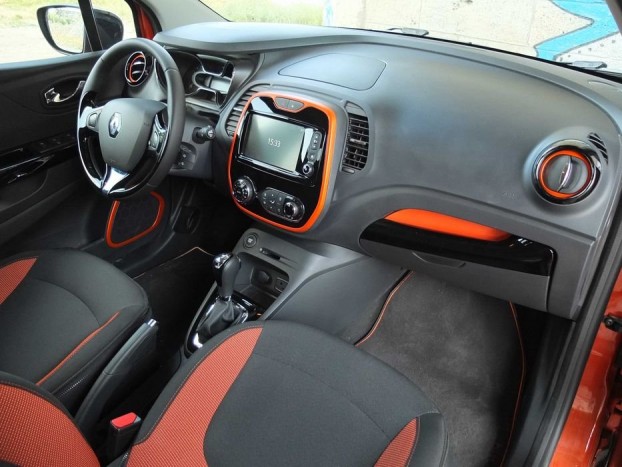 Az üléspozíció magasabb, de alapvetően egy Clio műszerfala előtt tekerjük a volánt.