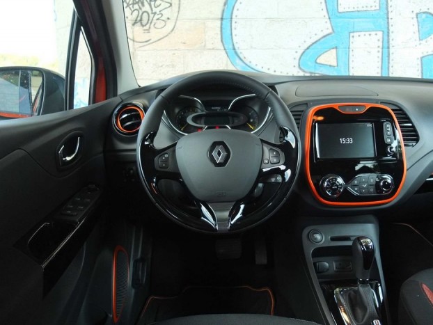 Az üléspozíció magasabb, de alapvetően egy Clio műszerfala előtt tekerjük a volánt.