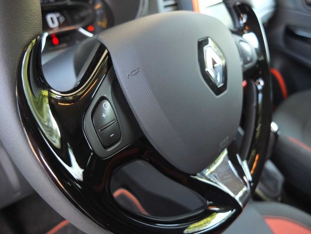 Renault Captur – Bohó ötletek tárháza 62 Itt kellett volna rácsapni a tervező kezére, megrendelem a bőrkormányt, de markolásszam a csúszós műanyagot?
