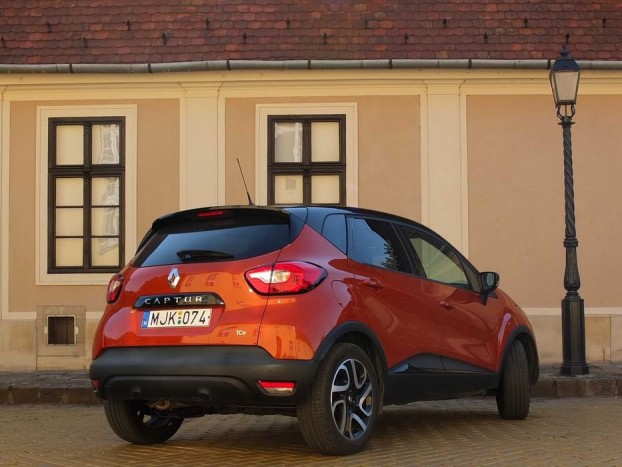 A narancs-fekete fényezéssel kitűnik a városi forgalom résztvevői közül