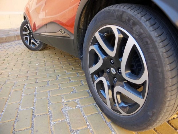 A 17 colos kerekek mögött hátul kikandikál a dobfék, a spórolás jele