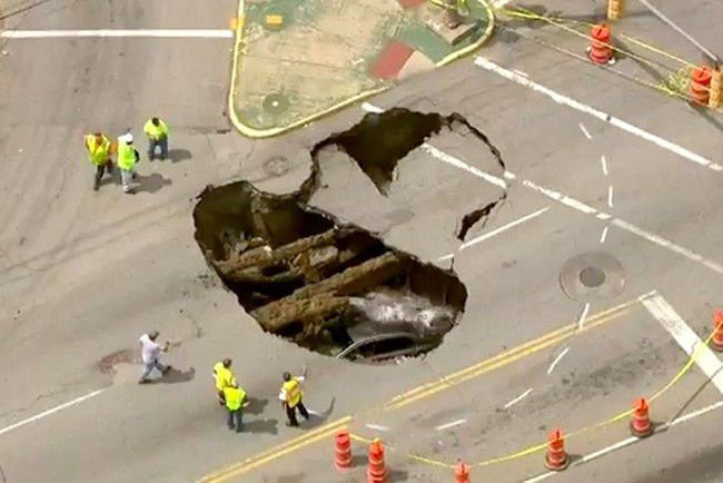 Szakadék nyílt az autója előtt, belezuhant – videó