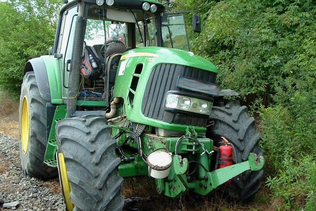 Traktorral zuhant patakba a hároméves kislány