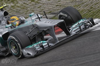 F1: A Mercedes földbe döngölte a mezőnyt