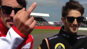 Alonso hülyegyereket játszik a kamerának