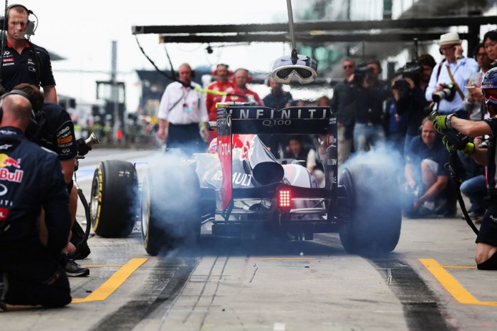 F1: Webber kereke kiüti az operatőrt – videó