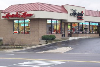 Gyerek az autóban, szülők a szexboltban