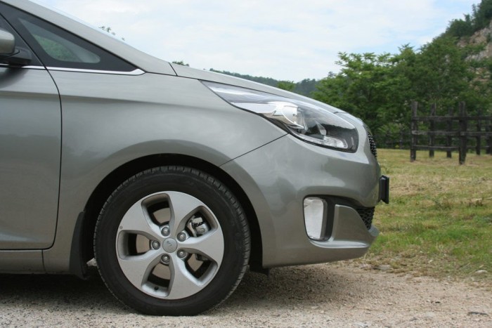 Újabb jól célzott gyomros a Kiától 10 | Vezess A tesztautóra szerelt ballonos gumikkal kényelmes a rugózása. Kritikusabban fogalmazva billeg - elöl MacPherson, hátul csatolt lengőkarok dolgoznak. A kormányerő szabályozható, de érzéketlen így is, úgy is