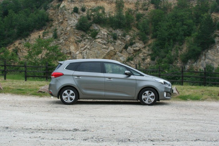 Újabb jól célzott gyomros a Kiától 9 | Vezess Egészen lapos a szélvédő, a sofőr meglehetősen hátul ül. Ahogyan az újabban lenni szokott a sikeres ázsiai autóknál: a Carenst európaiak tervezték európaiaknak