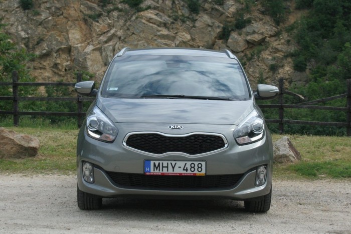 Újabb jól célzott gyomros a Kiától 7 | Vezess Megduplázódott a Kia értékesítése az elmúlt 5 évben, Európában a piac zsugorodása ellenére is növekedik a márka. A modellek közül a Carens esett át utolsóként a radikális megújuláson