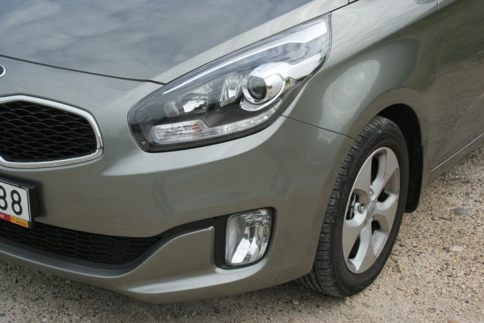 Újabb jól célzott gyomros a Kiától 11 | Vezess Négy motor közül választhatunk: az 1,7-es dízelek 115 és 136 lovasak (260 és 330 Nm), az 1,6-os benzines 135 (165 Nm), míg a 2,0-s 166 lóerős (213 Nm). Hatfokozatú a kényelmes, jól vezetett kézi váltó, és a bolygóműves automata